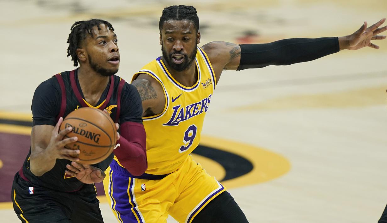 Pebasket LA Lakers, Wesley Matthews (kanan) menghalangi pebasket Cleveland Cavaliers, Darius Garland dalam laga lanjutan babak reguler NBA di Quicken Loans Arena, Selasa (26/1/2021). (Foto: AP Photo/Tony Dejak)