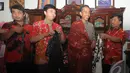 Jokowi mencoba kain batik yang akan dibelinya saat mampir di salah satu toko batik di Cirebon, Jawa Barat , Rabu (18/6/2014) (Liputan6.com/Herman Zakharia).