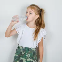 ilustrasi anak&nbsp;minum air putih yang cukup/copyright freepik.com/8photo