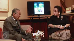 Pendiri Yayasan Pendidikan Soekarno (YPS) Rachmawati Soekarnoputri berbincang bersama Mantan PM Malaysia Mahathir Mohamad (kiri) pada acara Penganugerahan Tanda Kehormatan Star of Soekarno di Jakarta, Minggu (27/9). (Liputan6.com/Herman Zakharia)