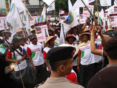 Ratusan petani yang tergabung dalam APTI melakukan aksi unjuk rasa di depan Kedutaan Besar Prancis, Jakarta, Selasa (9/6/2015). Aksi dilakukan terkait kebijakan Prancis yang menerapkan kemasan rokok polos (plain packaging).  (Liputan6.com/Johan Tallo)