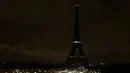 Lampu Menara Eiffel di Paris dipadamkan sebagai penghormatan kepada korban serangan teroris di Masjid Bir el-Abd, Semenanjung Sinai, Mesir (24/11). Sebanyak 235 orang tewas saat serangan kelompok militan. (AFP Photo/Thomas Samson)