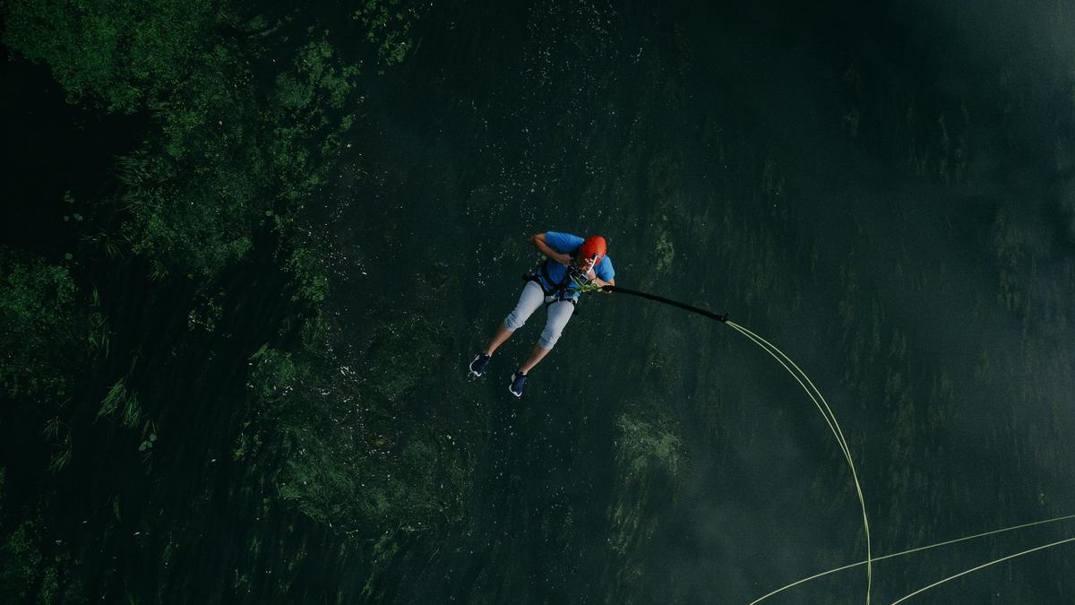 Tragedi Kado Ulang Tahun, Ibu 2 Anak Tewas Saat Selfie Usai Coba Bungee Jumping