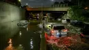 Sejumlah mobil terjebak banjir yang merendam jalanan di Brooklyn, New York, Amerika Serikat, Kamis (2/9/2021). Banjir bandang terjadi di sejumlah titik di pusat kota New York setelah hujan lebat yang dipicu Badai Ida mengguyur kota tersebut. (AFP/Ed Jones)