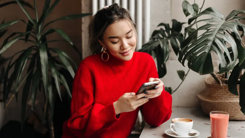 wanita juli baju merah ponsel