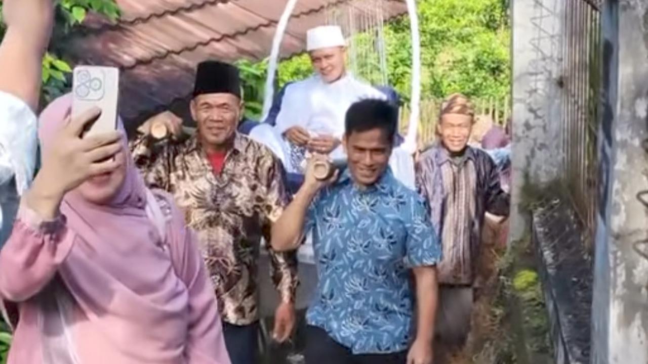 Momen Ayah Lesti Kejora Panggul Pengantin Laki-laki Pakai Tandu Jadi Sorotan