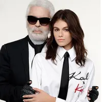Dua sosok penting dalam industri fashion melansir koleksi kapsul. Simak bagaimana uniknya kreasi Kaia Gerber bersama Karl Lagerfeld berikut ini. (Foto: KarlLegerfeld/Instagram)
