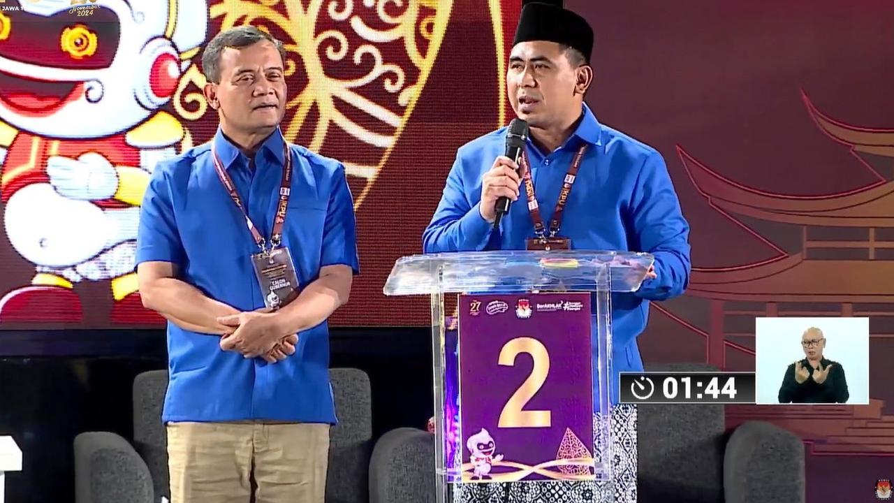 Saat Ahmad Luthfi Sibuk Buka 'Contekan' Bantu Gus Yasin Jawab Solusi Memberantas Pungli di Jateng