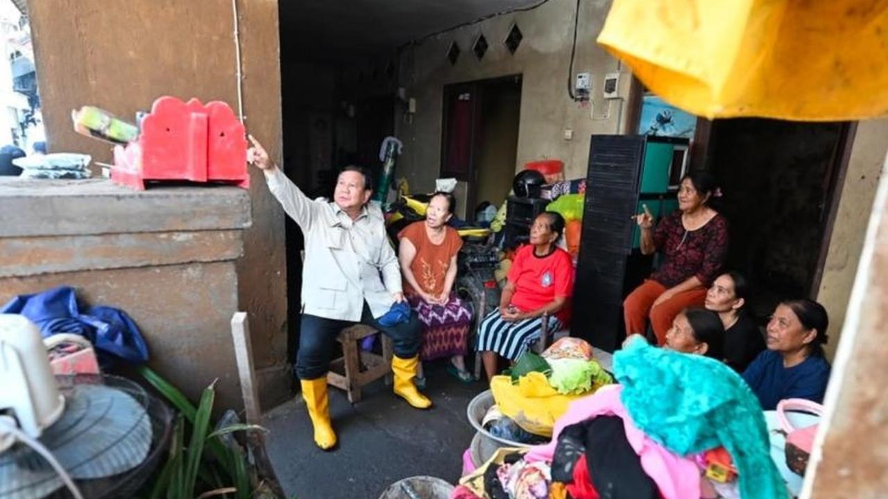 Momen Haru: Pakai Sepatu Boot Kuning, Presiden Prabowo Kunjungi Korban Banjir Bali, Janjikan Bantuan Penuh