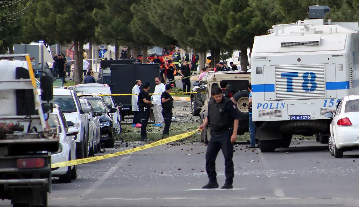 Sejumlah petugas berdatangan menyusul ledakan bom yang menghantam kendaraan lapis baja polisi di Kota Diyarbakir, Turki, Selasa (10/5). Otoritas setempat menyebut selain tiga korban tewas, ada 45 orang mengalami luka-luka. (REUTERS/Sertac Kayar)
