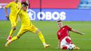 Pemain Norwegia, Martin Odegaard, berebut bola dengan pemain Rumania, Ianis Hagi, pada laga UEFA Nations League di Stadion Ullevaal, Minggu (11/10/2020). Norwegia menang dengan skor 4-0. (Vidar Ruud /NTB scanpix via AP)