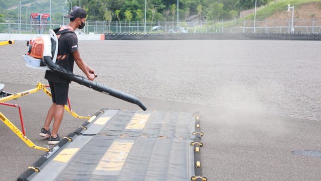 Dorna Sports menyarankan MGPA melakukan pembersihan rutin Sirkuit Mandalika setiap dua pekan menggunakan Track Jet Truck dan kendaraan Track Sweeping. (Dok MGPA)