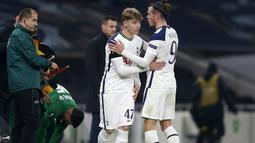 Gelandang Tottenham Hotspur Jack Clarke (kiri) memasuki lapangan menggantikan Gareth Bale pada laga Liga Inggris 20120/2021 di Tottenham Hotspur Stadium, London (26/11/2020). Jack Clarke didatangkan Tottenham Hotspur pada awal musim 2019/2020 dari Leeds United dengan nilai transfer 11 juta euro atau kini setara Rp183 miliar. Ia dilepas permanen ke Sunderland pada awal muism 2022/2023 setelah sempat dipijnjamkan ke beberapa klub di Liga Inggris. (AFP/Pool/Ian Kington)