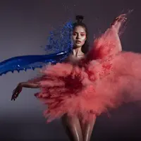 Kalau biasanya cewek-cewek difoto dengan mengenakan busana mewah, cewek-cewek ini malah difoto pakai api, air, dan pasir. (Sumber foto: boredpanda.com)