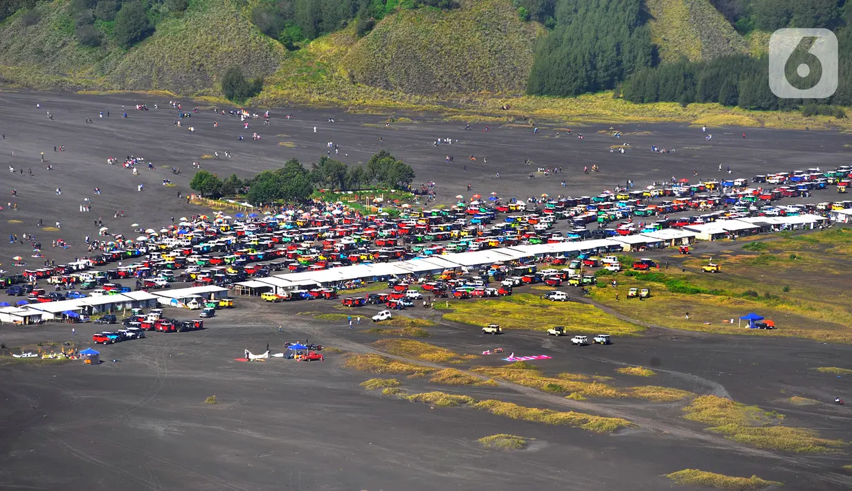 Untuk mengurangi kemacetan dan risiko kecelakaan lalu lintas, para pengunjung wajib menggunakan jip dari paguyuban. Mobil pribadi dilarang untuk memasuki kawasan taman nasional. (merdeka.com/Arie Basuki)