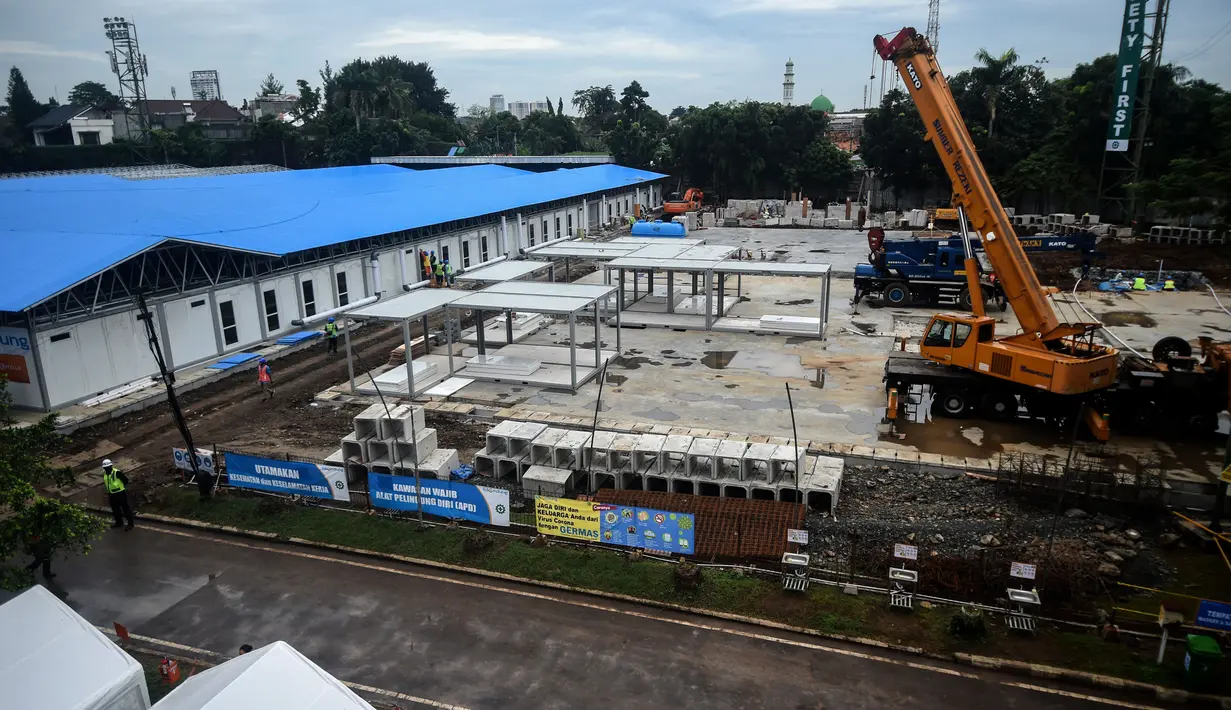 Suasana pembangunan rumah sakit darurat untuk pasien COVID-19 di Lapangan Sepak Bola Pertamina, Simprug, Jakarta Selatan, Indonesia, Sabtu (2/5/2020). Rumah sakit darurat ini ditargetkan beroperasi pada 1 Juni 2020. (Xinhua/Agung Kuncahya B.)