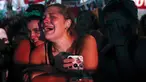 Aktivis hak-hak aborsi menangis setelah anggota parlemen menyetujui undang-undang yang melegalkan aborsi di luar Kongres, Buenos Aires, Argentina, Rabu (30/12/2020). Kongres Argentina menyetujui undang-undang yang melegalkan aborsi. (AP Photo/Natacha Pisarenko)
