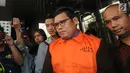 Ketua Fraksi Golkar DPRD Jambi Sufardi Nurzain (tengah) mengenakan rompi tahanan usai menjalani pemeriksaan di Gedung KPK, Jakarta, Selasa (6/8/2019). KPK menahan Sufardi Nurzain 20 hari  ke depan untuk mempermudah pemeriksaan dugaan suap pengesahan APBD Jambi 2017-2018. (merdeka.com/Dwi Narwoko)