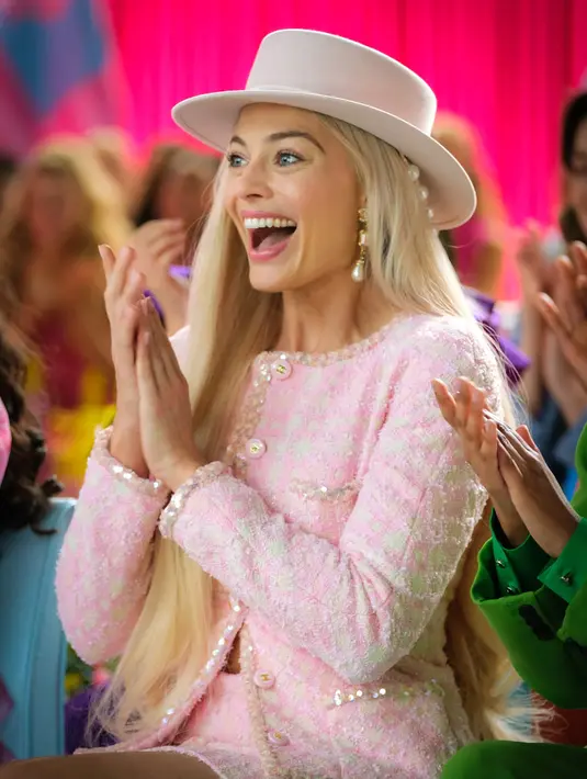 Lima siluet busana yang dirancang oleh Virginie Viard terlihat di layar, bersama tas berlapis dan aksesori. Perisai kacamata dari koleksi Coco Neige, perhiasan dan manset holografik, dan topi dari Maison Michel disediakan oleh Chanel. [Foto: Document/Chanel]