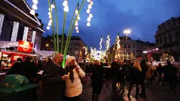 Wisatawan menikmati suasana pasar malam Natal khas Eropa atau Christmas Market di pusat kota Brussels, Belgia, Senin (14/12/2015). Acara yang bertema "Keajaiban Musim Dingin" ini berlangsung dari 27 November 2015 - 3 Januari 2016. (Arie Asona)