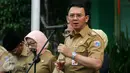 Gubernur DKI Basuki Tjahaja Purnama memberikan semangat kepada peserta Ujian Nasional (UN) di SMPN 41 Jakarta, Senin (9/5). Kedatangan Gubernur yang disapa Ahok itu guna meninjau pelaksanaan Ujian Nasional di sekolah tersebut. (Liputan6.com/Yoppy Renato)