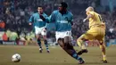 Marc-Vivien Foe. Manchester City memensiunkan jersey bernomor 23 yang dipakainya sebagai penghormatan atas jasa-jasanya bersama Citizens. Marc-Vivien Foe secara tragis meninggal akibat gagal jantung saat memperkuat Kamerun pada semifinal Turnamen Piala Konfederasi 2003. (Foto: AFP/Paul Barker)