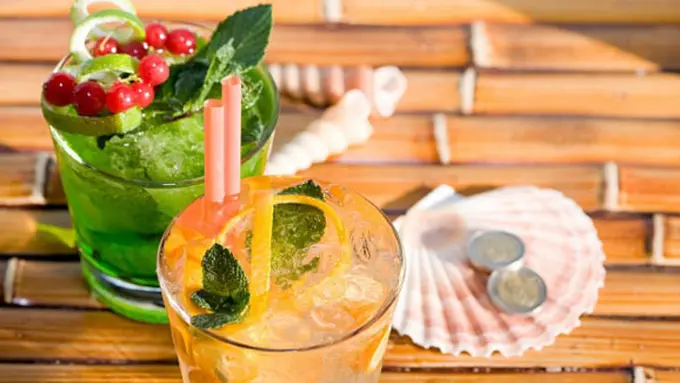 Lemon, minuman yang menyegarkan (c) themastercleanse