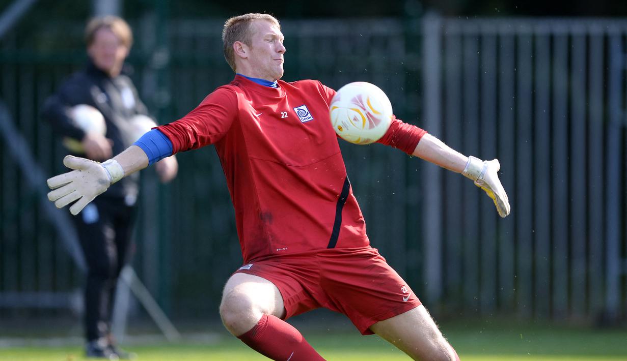 Kristof van Hout. Kiper Belgia berusia 35 tahun ini memiliki tinggi 208 cm. Sejak Juli 2015 ia memperkuat KVC Westerlo di kompetisi kasta kedua di Liga Belgia. Sebagai kiper pelapis, sejak 2015 ia baru tampil 23 laga dengan torehan 6 kali clean sheet dan kemasukan 32 gol. (AFP/Belga/Yorick Jansens)