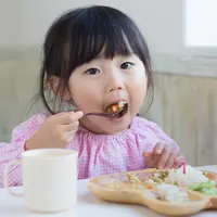 Ilustrasi anak makan/copyright shutterstock By ucchie79