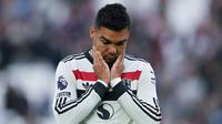 Pemain Manchester United, Casemiro, tampak kecewa setelah ditaklukkan West Ham United pada laga pekan ke sembilan Liga Inggris di Stadion London, Minggu (27/10/2024). Setan Merah tumbang dengan skor 1-2. (AFP/Glyn Kirk)
