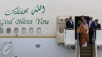 Raja Arab Saudi, Salman bin Abdul Aziz al Saud keluar dari pesawat Kerajaan, di Bandara Halim Perdanakusuma, Jakarta, Rabu (3/1). Raja Salman turun dari pesawat dengan mengenakan tangga eskalator yang dibawa dari negaranya. (Liputan6.com/Fery Pradolo)
