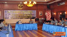 Citizen6, Jakarta: Panglima Komando Lintas Laut Militer (Pangkolinlamil) Laksma TNI S.M. Darojatim menerima Tim Pengawasan Pemeriksaan (Wasrik) dari Badan Pemeriksaan Keuangan (BPK) Republik Indonesia, di Gedung Laut Nusantara Mako Kolinlamil, Tanjung Pri