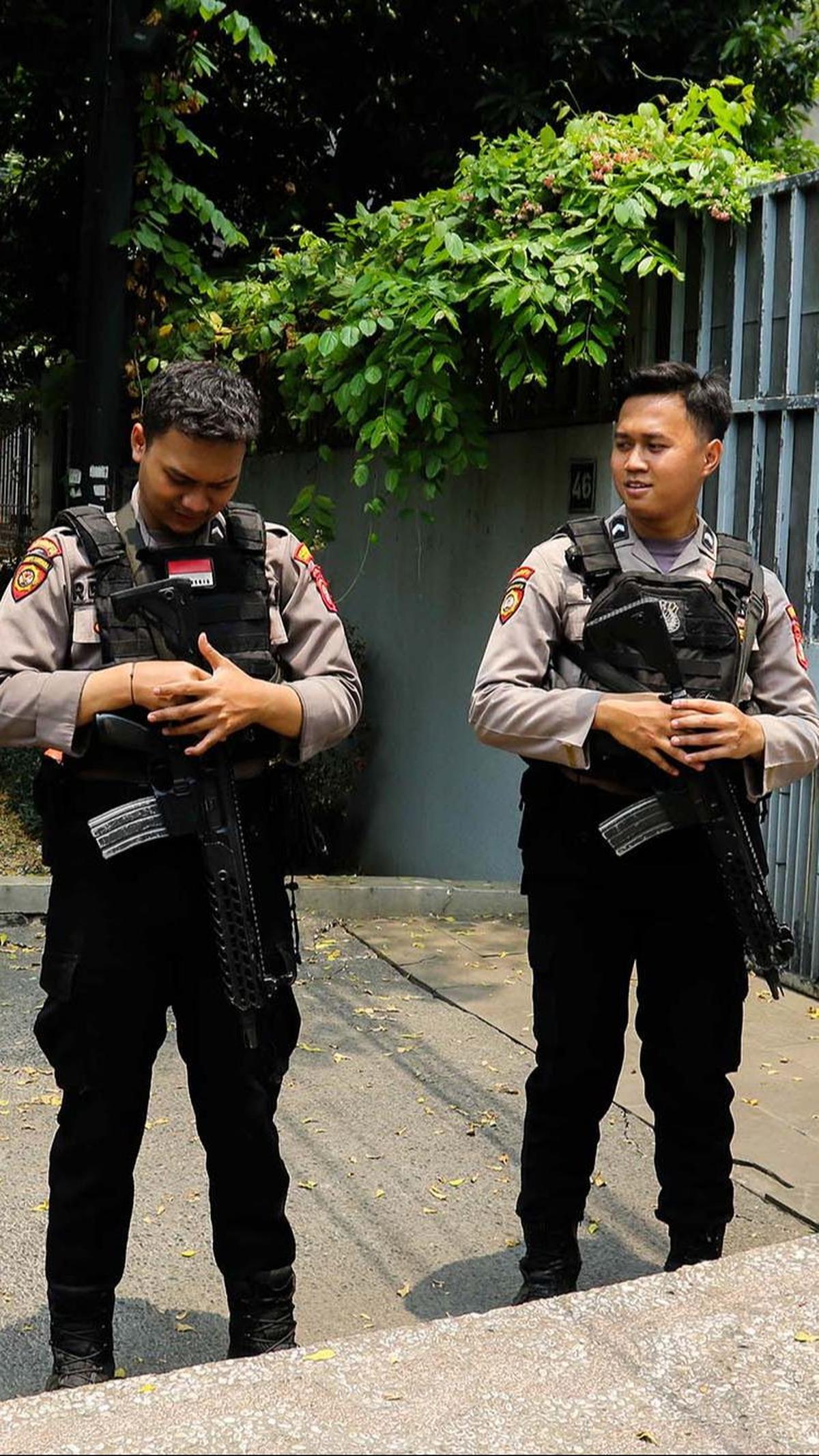 Penggeledahan rumah Firli Bahuri ini mendapatkan pengawalan ketat aparat kepolisian dengan senjata larasa panjang dan rompi antipeluru.