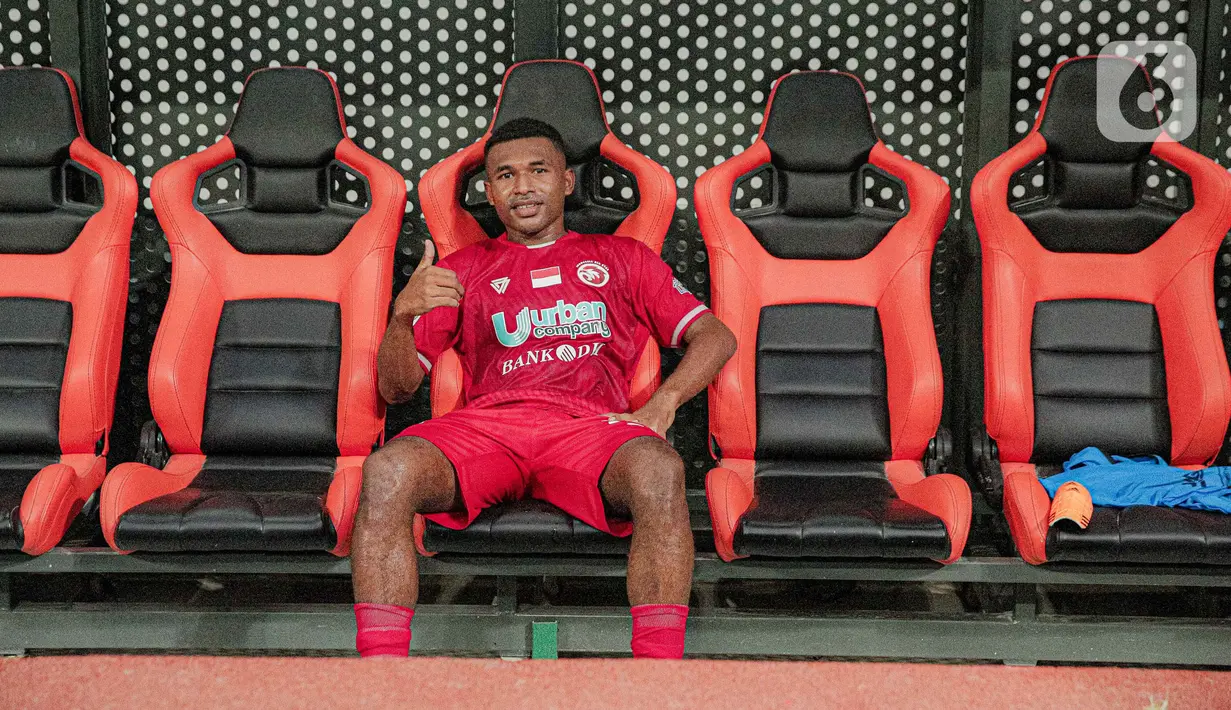 Bek Indonesia All Stars U-20, Jimmy Julianus tersenyum usai pertandingan melawan Bali United U-18 pada pertandingan IYC 2021 di Jakarta International Stadium, Jakarta, Selasa (19/4/2022). Indonesia All Stars U-20 menang atas Bali United U-18 dengan skor 2-1. (Liputan6.com/Faizal Fanani)