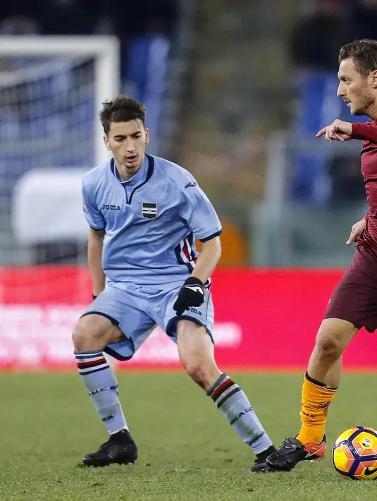 Pemain AS Roma, Francesco Totti (kanan) mencoba melewati hadangan pemain Sampdoria, Filip Duricic pada laga Coppa Italia di di Roma Olympic stadium, Kamis (19/1/2017). Roma menang 4-0. (Angelo Carconi/ANSA via AP)