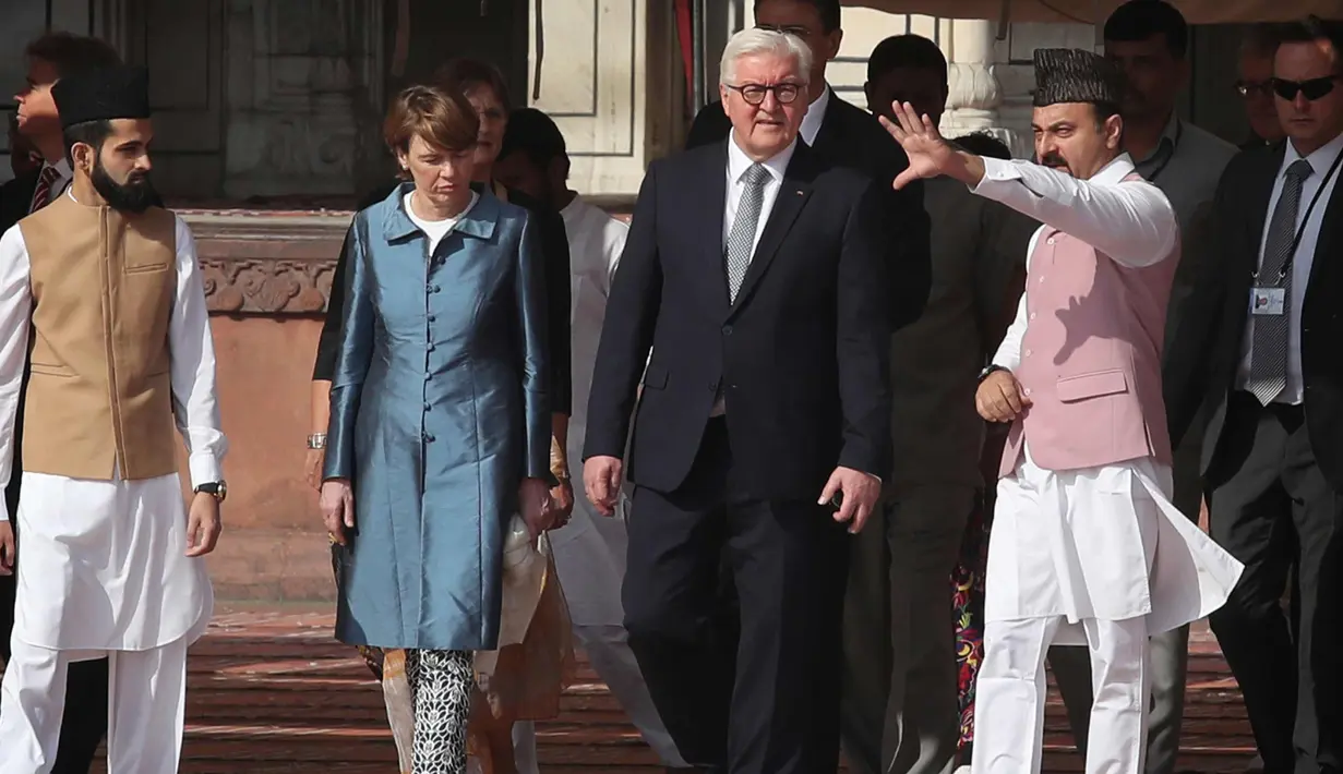 Tariq Bukhari (kanan) menjelaskan tentang Masjid Jama kepada Presiden Jerman Frank Walter Steinmeier dan istrinya Elke Buedenbender selama kunjungannya di New Delhi, India, (23/3). (AP Photo/ Manish Swarup)