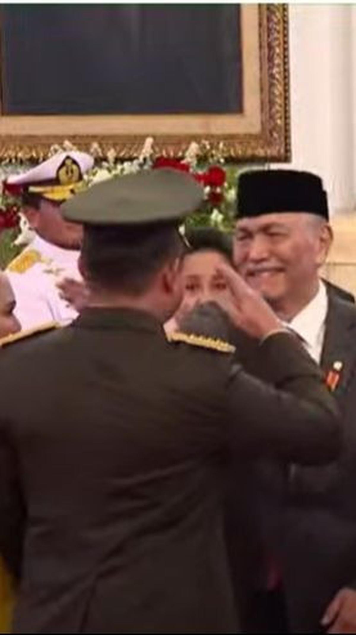 Dia memberikan hormat sambil 'menampar' pipi dan memeluk sang menantu.&nbsp;<br>