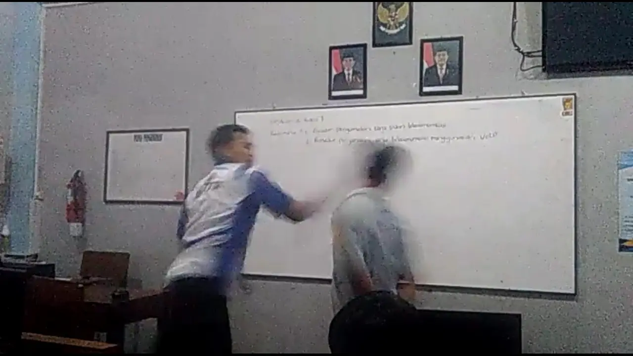Guru tidak tetap di SMK Kesatrian Purwokerto yang menampar sembilan siswa yang telat masuk kelas telah ditetapkan sebagai tersangka. (Liputan6.com/Galoeh Widura)