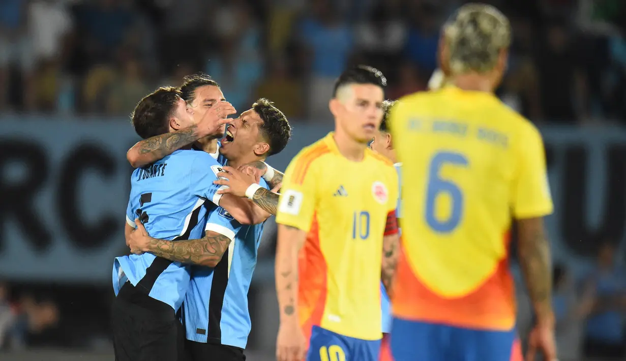 Pemain tengah Uruguay, Manuel Ugarte (kiri) merayakan dengan rekan setimnya setelah mencetak gol pada pertandingan sepak bola kualifikasi Piala Dunia 2026 zona CONMEBOL melawan Kolombia di stadion Centenario di Montevideo pada Jumat 15 November 2024 waktu setempat atau Sabtu 16 November 2024 pagi WIB. (DANTE FERNANDEZ/AFP)