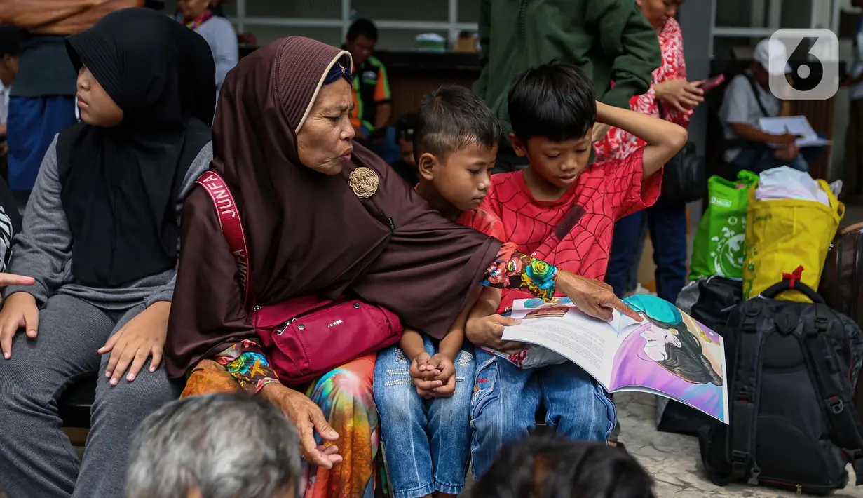 Membaca juga bisa menghilangkan kepenatan dan bosan terutama saat perjalanan mudik. (Liputan6.com/Angga Yuniar)