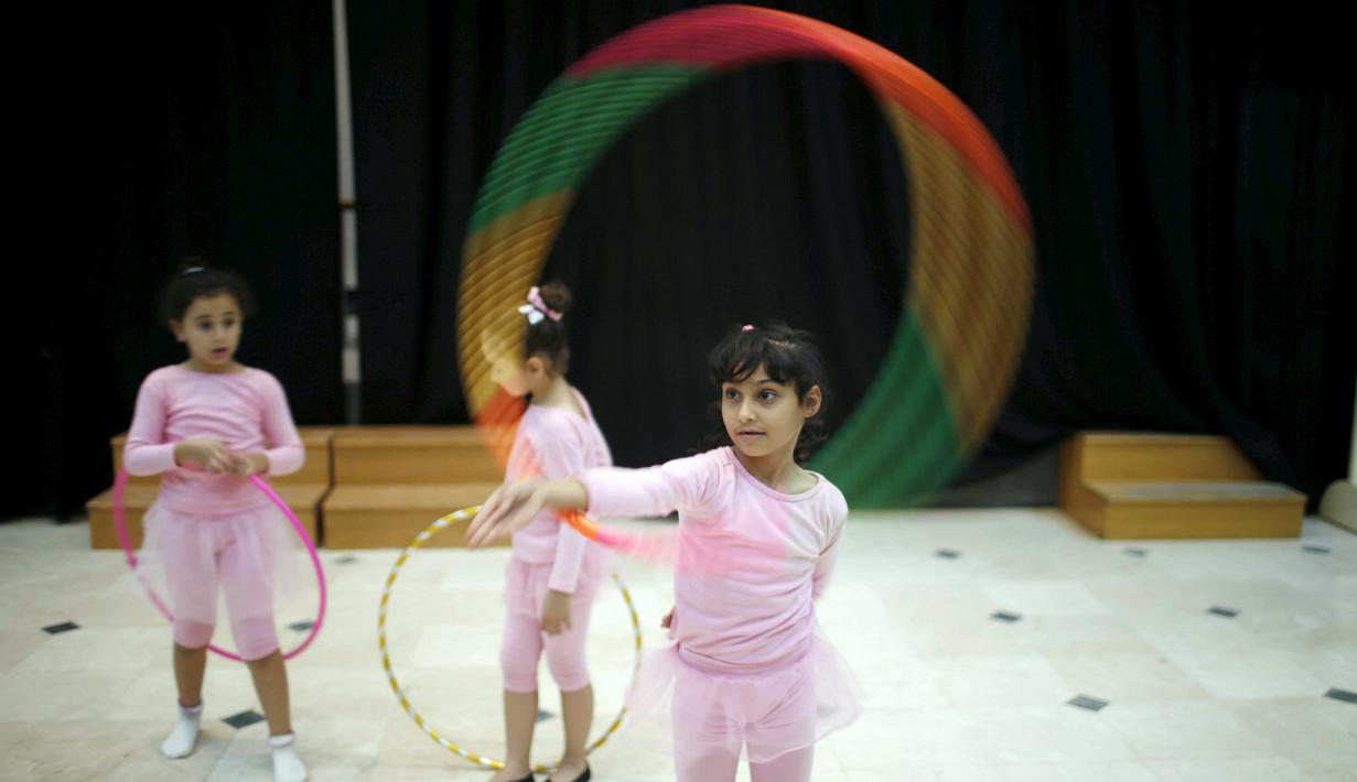 Gerakan dasar balet diperagakan anak-anak Palestina ini saat berlatih di kota Gaza, Palestina, (25/11/2015). (Reuters/Suhaib Salem).