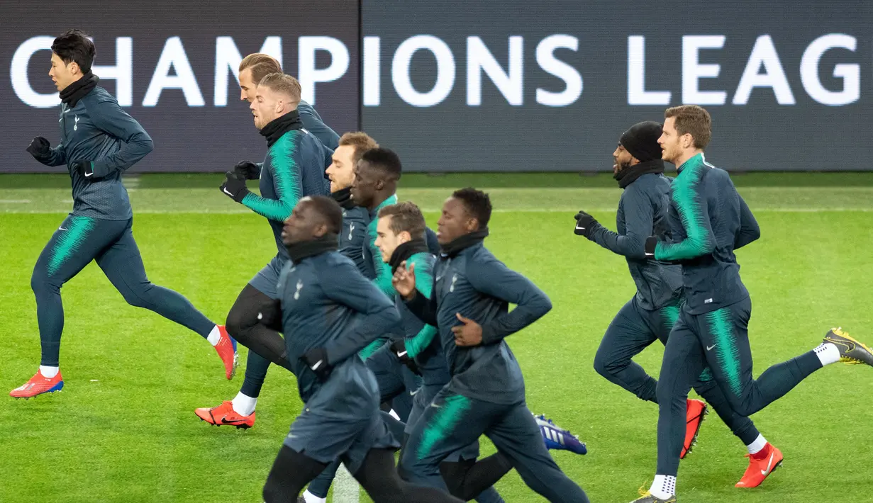 Para pemain Tottenham Hotspur melakukan pemanasan saat sesi latihan di Dortmund, Jerman barat (4/3). Pada leg pertama babak 16 besar Liga Champions Tottenham menang telak atas Dortmund 3-0 di Stadion Wembley. (AFP Photo/Bernd Thissen)