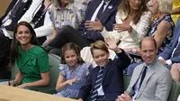 Keluarga Wales, Pangeran William, Pangeran George, Putri Charlotte, dan Kate Middleton, menghadiri pertandingan Wimbledon. (dok. AP Photo/Alastair Grant)