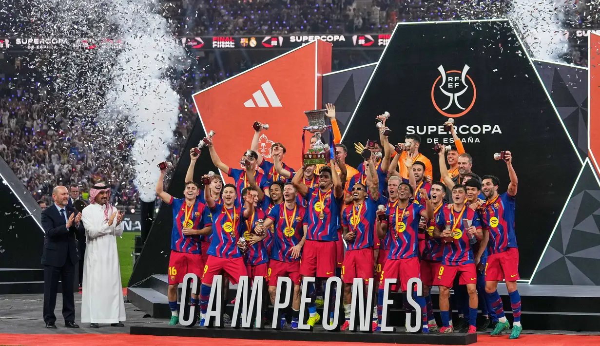 Para pemain Barcelona mengangkat trofi juara Piala Super Spanyol 2026 setelah mengalahkan Real Madrid dengan skor 3-2 dalam laga final yang berlangsung di King Abdullah Stadium, Jeddah, Arab Saudi, Minggu (11/01/2026) waktu setempat. (AP Photo/Altaf Qadri)