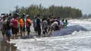 Paus yang mati terdampar menjadi tontonan warga di Pantai Alue Naga, Banda Aceh, Kamis (4/8). Menurut keterangan warga, paus tersebut mati karena berkelahi dengan paus lainnya. (AFP PHOTO/ Chaideer Mahyuddin)