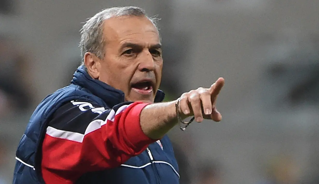 Pelatih Carpi FC, Fabrizio Castori memberikan instruksi kepada anak asuhnya saat melawan AC Milan pada lanjutan Serie A Italia di Stadion Giuseppe Meazza, Milan, Italy,Kamis (21/4/2016) atau Jumat dini hari WIB. (EPA/Daniel Dal Zennaro)