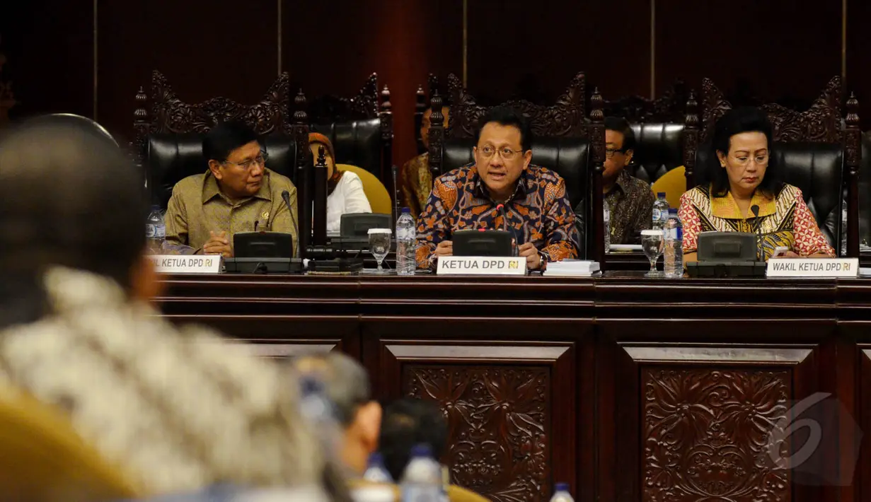 (Kiri ke kanan) Wakil Ketua DPD Farouk Muhammad , Ketua DPD Irman Gusman dan GKR Hemas memimpin pembukaan masa sidang di Kompleks Parlemen, Jakarta, Selasa (19/5/2015). Kerja sama kesepahaman dalam pemberantasan korupsi. (Liputan6.com/Andrian M Tunay)