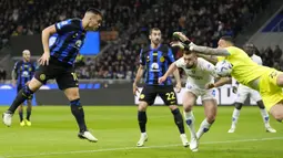 Pemain Inter Milan, Lautaro Martinez (kiri) berusaha mencetak gol ke gawang Empoli, Mbaye Niang pada laga lanjutan Liga Italia 2023/2024 yang berlangsung di Stadion Giuseppe Meazza, Milan, Italia, Selasa (02/04/2024) WIB. (AP Photo/Antonio Calanni)