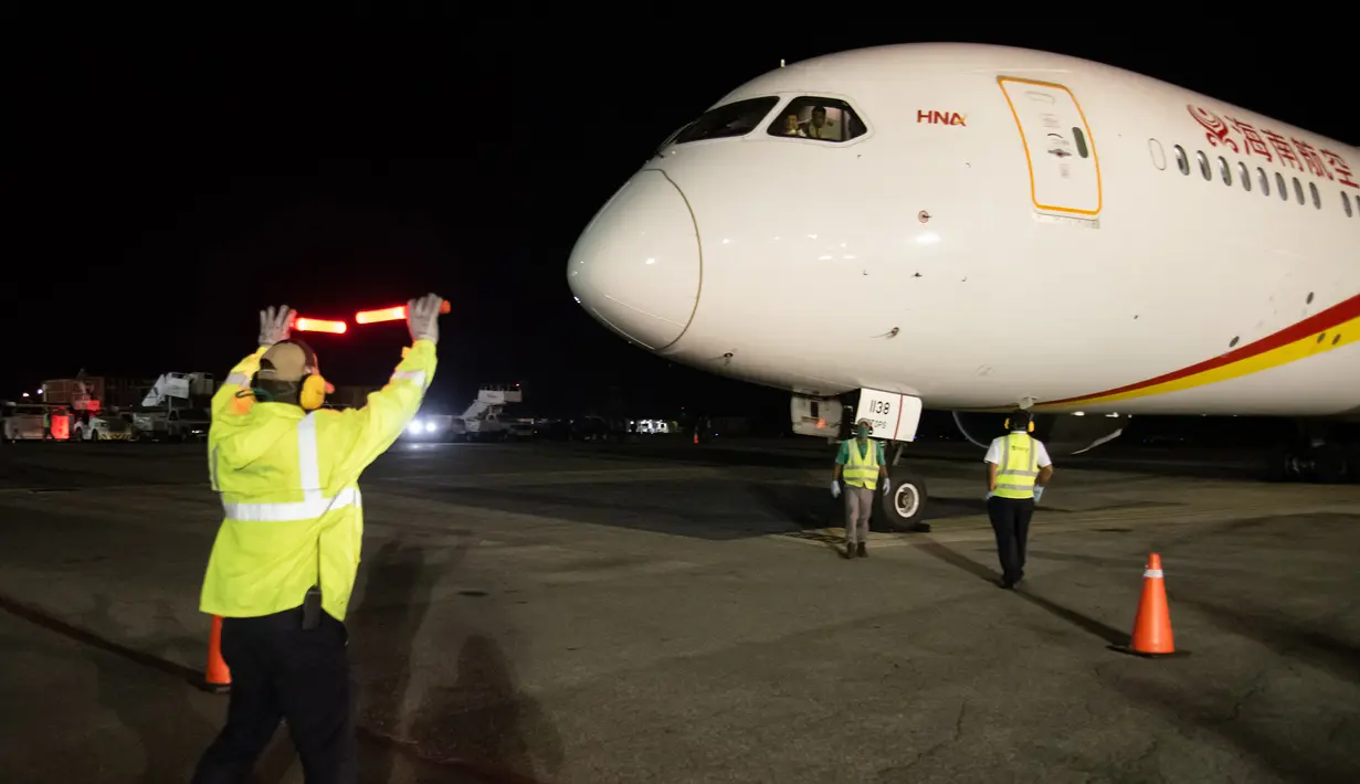 Pesawat tim ahli medis China tiba di Bandara Internasional Simon Bolivar, Venezuela (30/3/2020). China mengirimkan tim ahli medis ke Venezuela untuk membantu melawan COVID-19, demikian diumumkan Juru Bicara Kementerian Luar Negeri China Hua Chunying pada Senin (30/3). (Xinhua/Marcos Salgado)