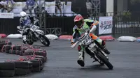 Adu Ketangkasan Supermoto di Trek Aspal